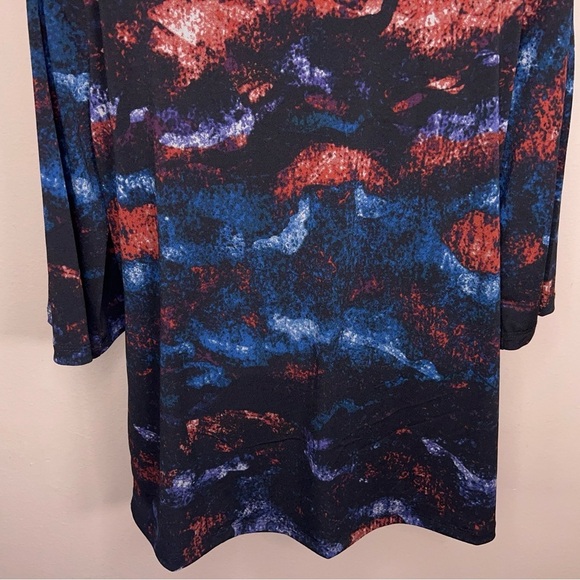 New Medium LuLaRoe Blue Purple Red Black Abstract Print Top Vneck 3/4 Sleeve - Picture 10 of 13